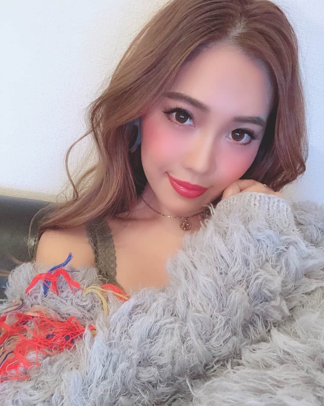 のインスタグラム：「お休み続くとふにゃふにゃなるな☺️💕💕 明日からもお楽しみが待っている、、🐷 * * * #dayoff #cjjuri #jurixoxoxo #makeup #selfie」