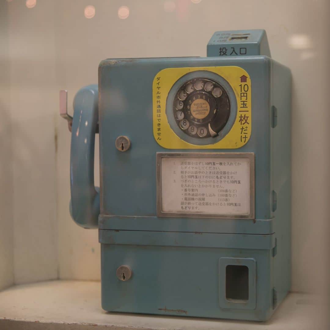 デックス東京ビーチ公式Instagramのインスタグラム：「みなさま、新年のご挨拶はされましたか☎？ . ちなみに日本で初めて電話が開通したのが、1890年の12月16日でした。 . 今や携帯電話でいつでもどこでも電話が出来る時代ですが、考え深いですよね…！ . デックスの台場一丁目商店街には、電話BOXがあるんですよ📞 . デックスには、昭和を感じるレトロなものが沢山あります♪ 台場一丁目商店街で昔懐かしの思い出、振り返りませんか？ . #お台場 #デックス東京ビーチ #デックス #japan #tokyo #odaiba #deckstokyobeach #decks #お買い物 #ショッピング #ショッピングモール #台場一丁目商店街 #昭和 #懐かしい #商店街 #レトロ #昭和感 #新年 #新年の挨拶 #電話 #tellphone #公衆電話 #電話機 #レトロ感 #昭和感 #昭和レトロ #phone #懐かしいシリーズ #エモい #懐かしい思い出」
