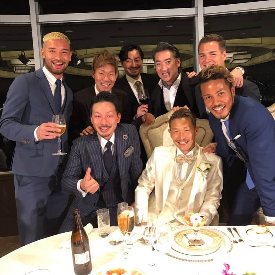 川又堅碁のインスタグラム：「小泉慶 結婚おめでとう。高卒で新潟入団してきてからいつも一緒におったな！初めて挨拶してきた時、「ウィッス」ってなんだこのギラギラした18歳のやつわと久しぶりにこんな勢いのあるやつ見たなと思ったよ。思い出すと懐かしいなー😁新潟に当時所属していた鈴木健仁強化部に小泉の面倒を見てくれと頼まれ、俺がいつもお世話をしよーと思っていたんだが、、、逆に俺がお世話してもらってたかもなー笑 当時俺はすごく難しい立場にいた時いつも支えてくれてた。俺が1人で海に行って考え事したりチームのジムを使わずにスポーツジムを使ってやってるときに、けんごくん今どこいます？と電話かけてきて今海いるよというと速攻で向かいます！と。慶は俺のことを気遣い、キーパーするんで海にシュート打ってくださいと！まぁ半分俺が強制してたけど笑笑 俺のストレスをほとんど慶が紛らわさしてくれた。今でも感謝してるしこれからもずっと大事な後輩や。 こんなナイスガイな慶！ゆうみさん、慶をえらんでくれてありがとね！本当に幸せや！この2人が一生幸せであってほしいとともにこれからの長い人生、最高のカップルでいてね！ケンカしても毎朝絶対キスしてあげてね🤪❤️笑 長々になってしまったけど本当はもっと書きたいことだらけなんやけど笑笑 でもこのへんで！ 幸せになれよ慶、ゆうみさん！」