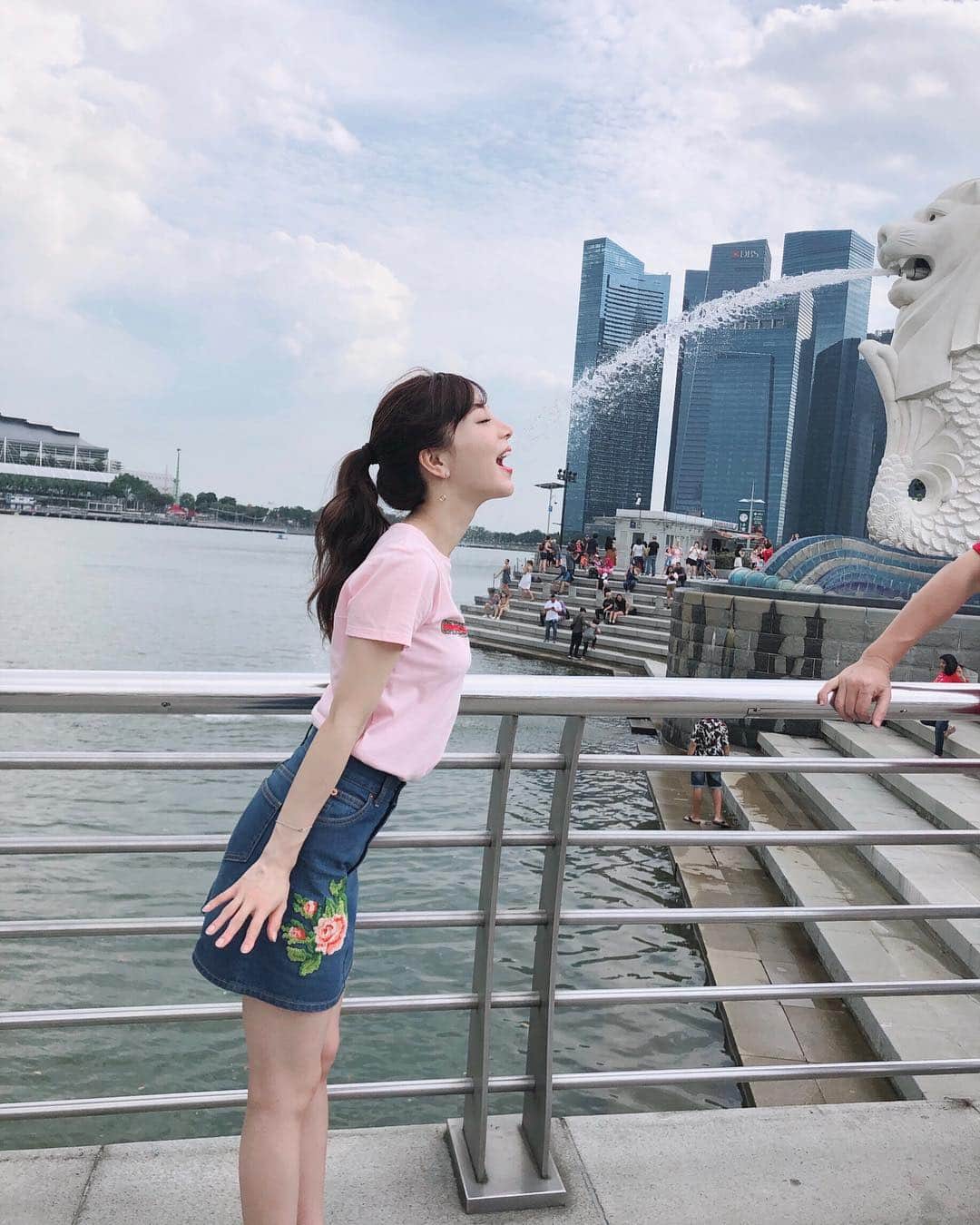 麻亜里さんのインスタグラム写真 - (麻亜里Instagram)「シンガポール旅行✈️ シンガポールといえば、マーライオン🦁⛲️ やっちゃいますよね〜🤣💕 マーライオンになっちゃいました🤭笑  シンガポールは暖かく湿度も高い。 赤道直下なので紫外線はめちゃめちゃ強いのですが高湿度のおかげでお肌が喜んでる感じ🥰 天気にも恵まれてとっても気持ちいいです💖 . #マーライオン公園 #マーライオン #シンガポール旅行 #merlion #singapore #singaporetrip」1月5日 11時13分 - maari.0108