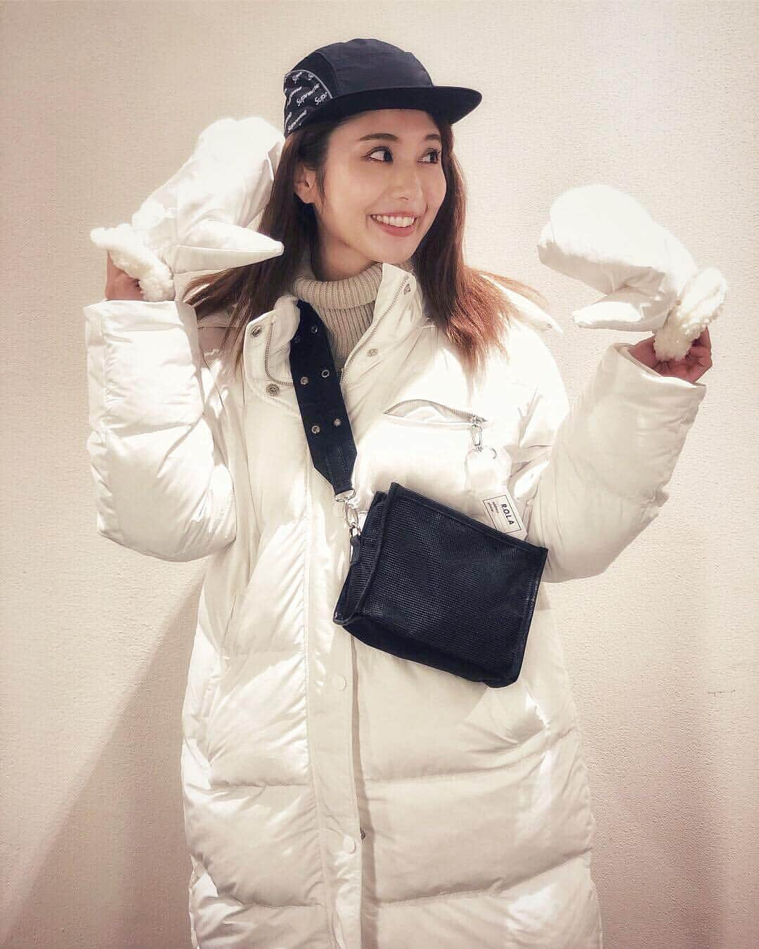 一木美里さんのインスタグラム写真 - (一木美里Instagram)「寒い国✈️が続くのでロングペディンを買いました💛  cap #supreme  down #rolarola bag #edietokyo  韓国ロケに行ったとき どのブランドでも一番人気はロングペディン！(ダウンのこと)と言われて✨ 暖かすぎて感動🥺手袋もついてて、無くさないようにつながってるの🧤  #rolarola#edietokyo#padding#ロングペディン#패딩 #롱패딩 #코디 #supreme #traveler #シュプリーム#コーデ#ストリート」1月5日 11時12分 - misato_ichiki