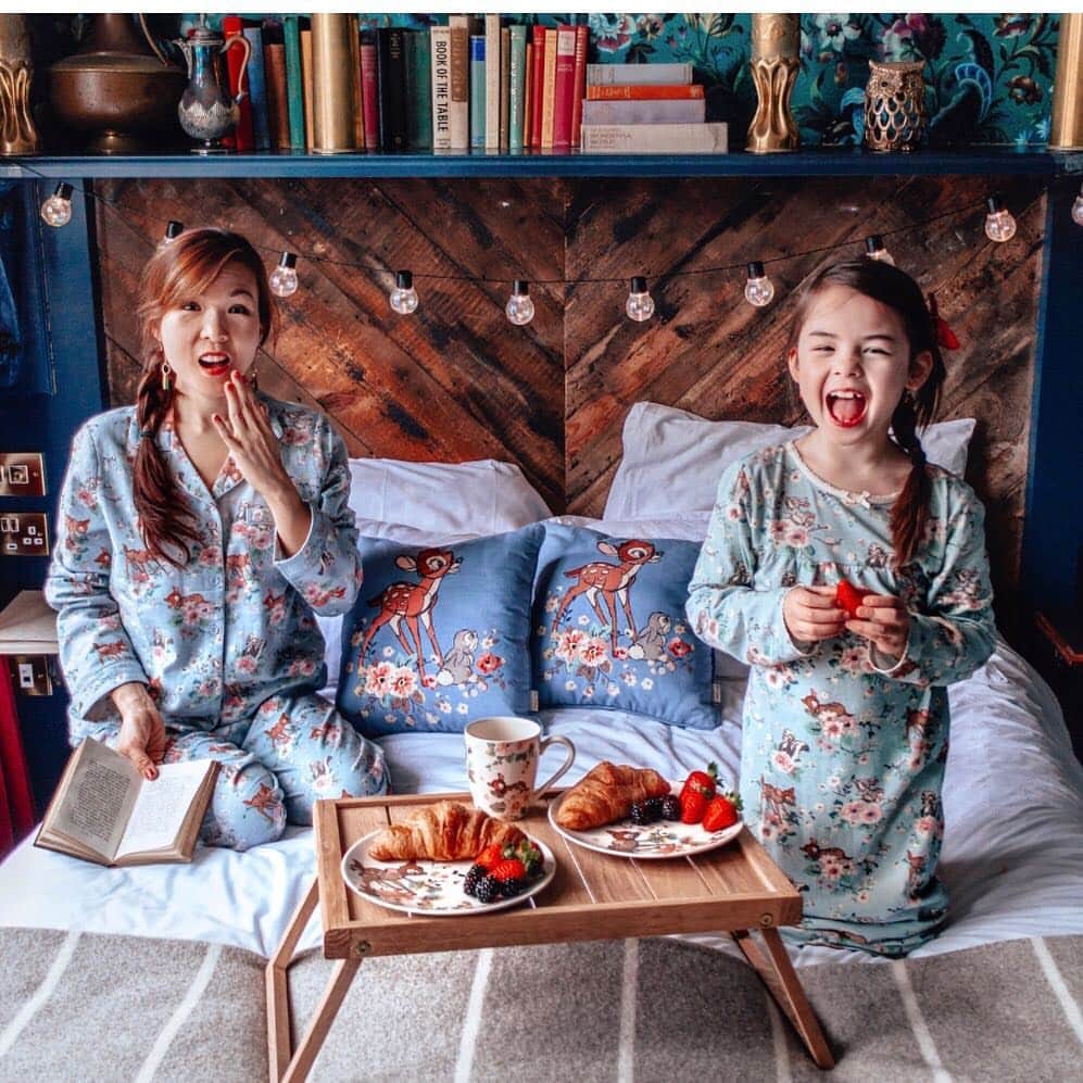 キャス・キッドソンさんのインスタグラム写真 - (キャス・キッドソンInstagram)「休日のベッドの上でパジャマを着たままブレックファスト。英国式の朝ごはんで、家族と一緒にゆったりとした時間を。  #キャスキッドソン #朝ごはん #朝食 #パジャマ #ベットルーム #ベッドルームインテリア #英国式朝ごはん #ブレックファスト #ベッドで朝食 #ベッドトレイ#ディズニーxキャスキッドソン #バンビ #とんすけ」1月5日 11時41分 - cathkidston_jp