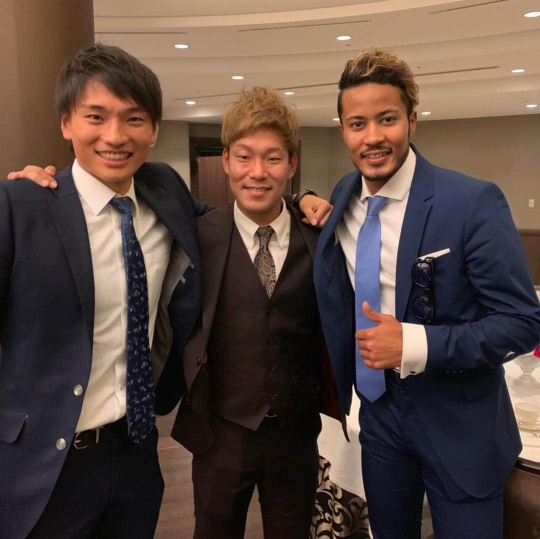 鈴木武蔵さんのインスタグラム写真 鈴木武蔵instagram あけましておめでとうございます 今年は北海道コンサドーレ札幌の鈴木武蔵としてよろしくお願いします 先日は小泉慶の素敵な結婚式に出席できて良かったです 両親だけでなくお嫁さん 沢山の友達に愛され