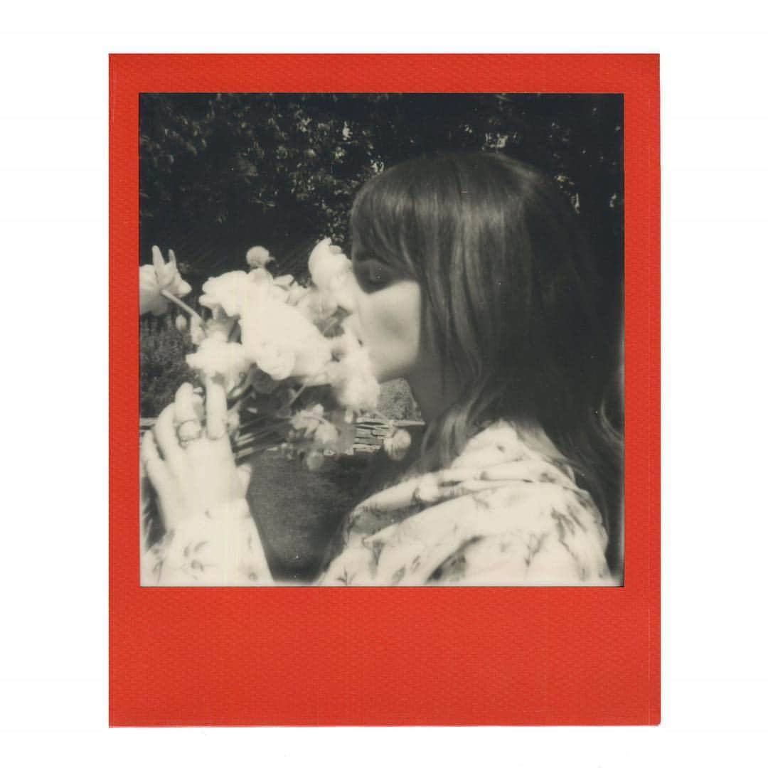 エマ・ワトソンのインスタグラム：「💐 Happy 2019 💐」
