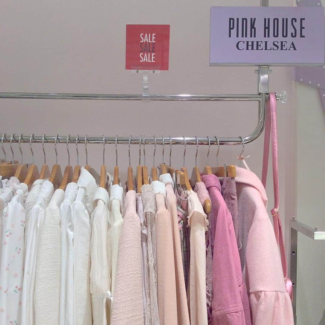 PINKHOUSE CHELSEAさんのインスタグラム写真 - (PINKHOUSE CHELSEAInstagram)「☃️ 🌷SALE🌷🐇 1月3日（木）〜 新宿伊勢丹本館2階 イセタンガールにて 《PINKHOUSE CHELSEA》 SALE startです💗 全品40%OFF💗 人気のアウターなどは数も残り僅かとなっておりますのでぜひお早めに😣💕💕 皆様のご来店をお待ちしております😍💘 . . #ピンクハウスチェルシー #pinkhousechelsea #新宿伊勢丹 #sale」1月5日 11時58分 - pinkhouse_chelsea