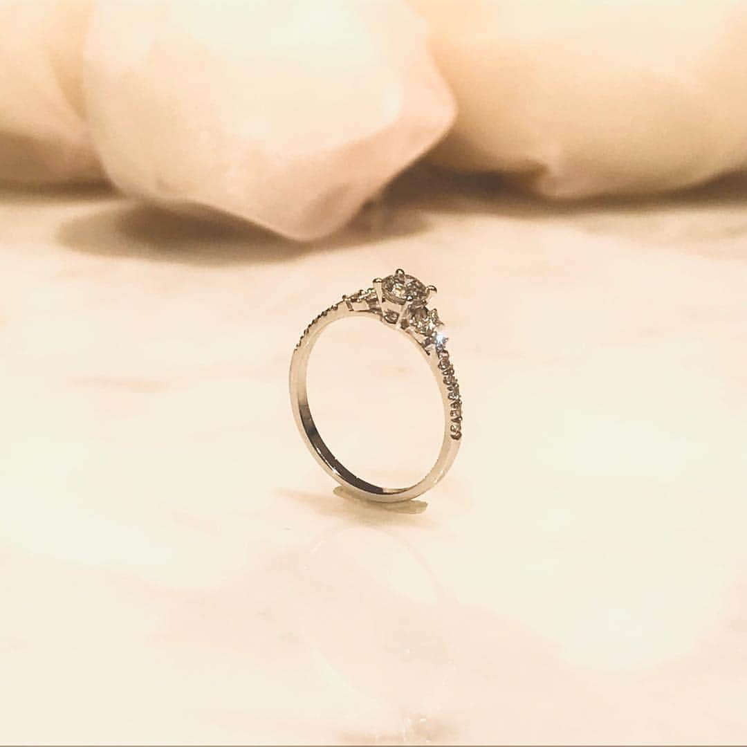 bijouxthreecさんのインスタグラム写真 - (bijouxthreecInstagram)「素敵な男性にプロポーズエンゲージメントリング💍をお求め頂きました。 AHKAHのセレスチャルラブ❤️ 喜んでいただけること間違い無しです！  #bijouxthreec  #Bridal #ahkah  #ahkahmariage  #2019春婚 #スリーク #婚約指輪 #結婚指輪  #マリッジリング #エンゲージメントリング #アーカー #プレ花嫁 #新潟市 #古町 #クラッシュアンドカンパニー」1月5日 12時38分 - bijouxthreec