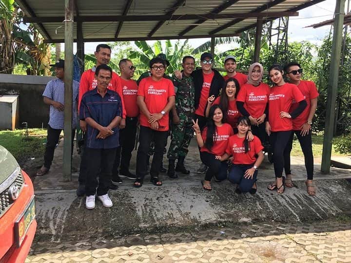 ジュリア・ペリッツのインスタグラム：「Assalamu’alaikum  Alhamdulilah pengumpulan donasi utk korban Tsunami Banten yg dilakukan oleh keluarga Almarhumah Julia Perez kmrn tgl 3 Januari telah dilaksanakan dng lancar penuh berkah, keharuan dan kegembiraan.  Adapun bantuan berupa: Pakaian layak pakai, Sembako, Selimut, kebutuhan bayi dan balita dan nasi kotak telah dibagikan ke masyarakat.  Dng penuh syukur donasi tsb bisa dibagikan ke 4 titik daerah yg terkena Tsunami yaitu: 1. Kampung Cikujang, desa tanjung jaya, kecamatan Panimbang, Pandeglang, Banten  2. Desa kelapa Cikoneng, Kecamatan Cigelis 3. Desa Dojo Cipunten Agung (perumahan Sentul Labuhan) Desa ini mengalami banjir akibat meluapnya air laut dan air dari pegunungan  4. Koramil Cinangka (yg akan membantu membagikan sebagian donasi ke wilayah yg tidak terjangkau oleh tim kami🙏) Mohon maaf jika kami tidak bisa menjangkau ke daerah lebih jauh lagi dikarenakan kondisi jalan yg tdk bisa dilalui oleh kami🙏  Semoga Donasi yg kami berikan dapat bermanfaat utk warga disana😇  Tidak lupa mengucapkan Terimakasih yg sebesar2nya kepada: 1. Bapak Kapten Marzuki beserta anggota team dari TNI KOPASSUS yg telah membantu kami selama perjalanan utk memberikan donasi kepada warga setempat🙏 2. Kakak tercinta @bertrandantolin atas bantuannya🙏 3. Keluarga , sahabat, teman2 sekalian yg telah mendonasikan sebagian rejekinya 🙏😇 Semoga apa yg kami lakukan dijauhkan dari sifat Riya dan kesombongan. Dan semoga perjuangan kami bisa memberikan contoh yg baik utk yg lainnya utk terus membantu sesama❤️😇 #kebaikanjupeinspirasikeluarga #semogakamibisaterusmembantusesama #kamitidakpunyahartaberlebihtapihanyahatiygtulus #semogaalmarhumahjupedapattersenyumbahagia #keluargajupepedulitsunamibanten2018」