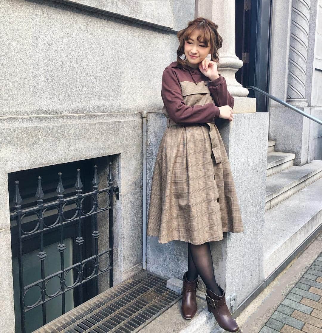 axes femmeさんのインスタグラム写真 - (axes femmeInstagram)「大人気のフード付きドッキングワンピースは、トレンチ風なデザインがポイント！ガーリーカジュアル好きさんにおすすめの一着です♡ #fashion #ootd #dress #onepiece #Japanesefashion #trend #jfashion #girly  #casual #axesfemme #axesfemmeでつながろう #newyear #trench #checkered  #アクシーズ #アクシーズファム #チェック柄 #トレンチ #ワンピース #カジュアル #ガーリーカジュアル #ガーリー  #20代ファッション #大人可愛い#トレンド  #搭配 #初売り #人気アイテム」1月5日 13時59分 - axes_femme_official