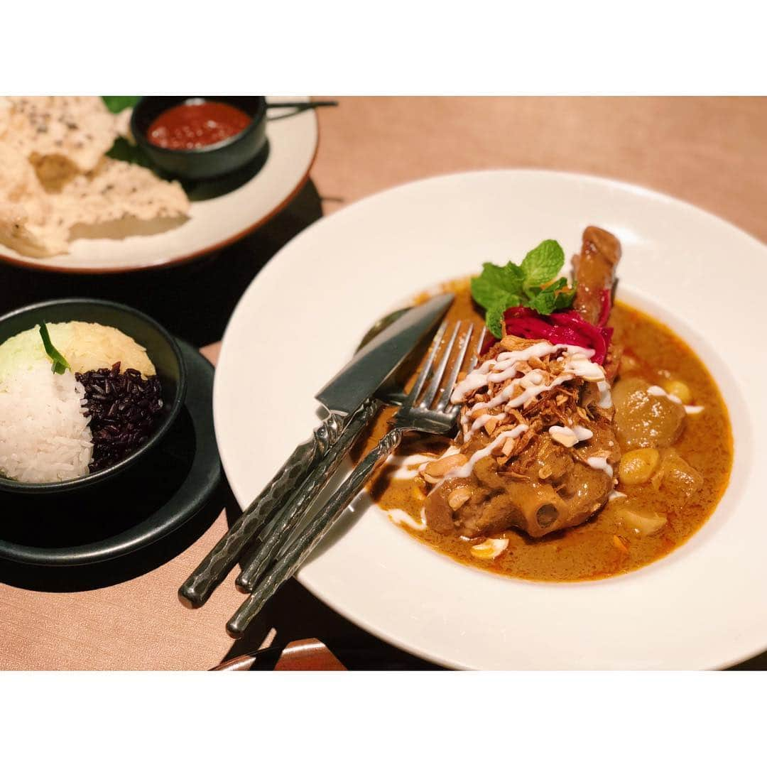 的場絢香さんのインスタグラム写真 - (的場絢香Instagram)「#20190103﻿ ﻿ LOVE THAIFOOD ❤︎﻿ ﻿ 毎日食べた大好きなマンゴー、 プーパッポンカリー、タイスキ、﻿ ガパオ、豚足の煮込んだやつ、﻿ ラムのマッサンカレー！！ ぜーーんぶ美味しかった♩﻿ ﻿ 2度目のBangkokも満喫！﻿ 楽しかった〜〜！﻿ コップンカー🙏🏻❣️﻿ ﻿ Thank you,Bangkok🇹🇭!!﻿ ﻿ ____________________________ #マトバの海外旅行記 #🇹🇭 #タイ #バンコク #タイ料理 #thailand #bangkok #bkk #thaifood #yummy 🥭#MANGOTANGO 🦀#somboonseafood 🍲#COCArestaurant 🍛#patarathaifinecuisine」1月5日 19時37分 - ayaka_matoba