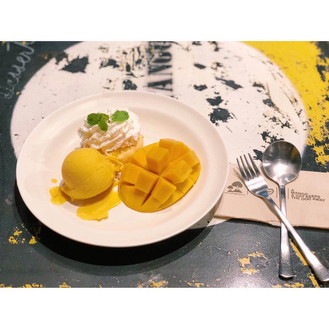 的場絢香さんのインスタグラム写真 - (的場絢香Instagram)「#20190103﻿ ﻿ LOVE THAIFOOD ❤︎﻿ ﻿ 毎日食べた大好きなマンゴー、 プーパッポンカリー、タイスキ、﻿ ガパオ、豚足の煮込んだやつ、﻿ ラムのマッサンカレー！！ ぜーーんぶ美味しかった♩﻿ ﻿ 2度目のBangkokも満喫！﻿ 楽しかった〜〜！﻿ コップンカー🙏🏻❣️﻿ ﻿ Thank you,Bangkok🇹🇭!!﻿ ﻿ ____________________________ #マトバの海外旅行記 #🇹🇭 #タイ #バンコク #タイ料理 #thailand #bangkok #bkk #thaifood #yummy 🥭#MANGOTANGO 🦀#somboonseafood 🍲#COCArestaurant 🍛#patarathaifinecuisine」1月5日 19時37分 - ayaka_matoba