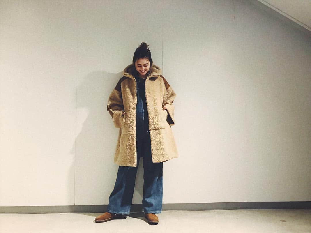 岸本セシルのインスタグラム：「今日はIKEAでお買い物しました🐶💛 まだギリギリ着れるUNUSEDのオーバーオール。笑  夏も冬も着れてうれしいな😊❤︎ そして、早く着たくてしかたなかった @kiit_official  のボアコート🐻 ほんと可愛いー、きゅん。 しかもあったかいよー！  bootsは旦那からのクリスマスプレゼント🎁 @ugg 💛 前に、試着して迷っていたのを覚えててくれた！！ 嬉しいサプライズ😆  髪の毛はグシャグシャのハーフアップ🙌  メイクは ストーリーにupしてるよ！使ってるアイテムもupしてるからみてねー🤙  #ルー妊婦コーデ  #マタニティ」