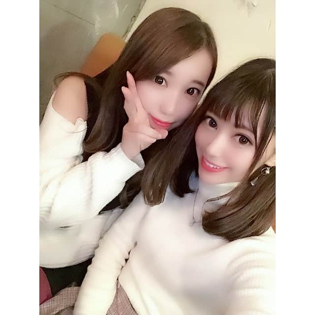 安森彩那さんのインスタグラム写真 - (安森彩那Instagram)「舞台で出会った  小嶋美帆 @mihomiho427 通称みほみほ 私は みぽりん という。 みほ を みぽりん と呼ぶのは昭和だなっ。て思った人……おめでとう！ ・ 昭和同士仲良くしよう。 ・ ・ みぽりんは pm3:58 (よじまえ)のプロデューサー。相方の真崎千波(みぃみみ) @pm358_mimimi 、(私はちなちゃんと勝手に呼んでいる)もプロデューサーの一人。2人のバランスがとれてていいコンビ♡すき ・ 昨年、12月中旬にみぽりんから 「忘年会しましょー」とかわいいお誘いをうけて、おしゃれなカジュアルフレンチで忘年会しました。 (別でポストします) ・ お酒も入っていい感じになり、インスタ動画配信したものの視聴者0. 1人観てくれたと思ったら、みぽりん。 私の認知度が痛感されました。 その後、ちらほらと観てくれました。 ありがとうございます。 今年はより数字を気にしていこうと思う次第です。 ・ そして最後にみぽりんから、プレゼントをもらいました。(別でポストします) 何故ゆえ？！と思いましたが、 ❛いつもありがとう❜＆クリスマスも近いのでというプレゼントだそうで、なんだろう、、何もない日の ❛ありがとう❜……嬉しすぎた。 こんな事ができる彼女は、素敵女子。 ・ ❛あやなさ～ん❜といってテクテク歩いてくる姿とても愛おしいです。 これからもこんな私ですが仲良くしてね。 ・ こちらこそいつもありがとうです。 ・ よじまえ デビューライブ楽しみにしてます♡ ・ 次は新年会(？)かな…… ・ #友達 #東京 #素敵女子 #japan  #おしゃれ #美人 #アイドル #プロデューサー #pm0358 #まもなく #デビュー #l4l #f4l」1月5日 15時14分 - ayana.y_official