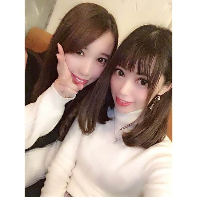 安森彩那さんのインスタグラム写真 - (安森彩那Instagram)「舞台で出会った  小嶋美帆 @mihomiho427 通称みほみほ 私は みぽりん という。 みほ を みぽりん と呼ぶのは昭和だなっ。て思った人……おめでとう！ ・ 昭和同士仲良くしよう。 ・ ・ みぽりんは pm3:58 (よじまえ)のプロデューサー。相方の真崎千波(みぃみみ) @pm358_mimimi 、(私はちなちゃんと勝手に呼んでいる)もプロデューサーの一人。2人のバランスがとれてていいコンビ♡すき ・ 昨年、12月中旬にみぽりんから 「忘年会しましょー」とかわいいお誘いをうけて、おしゃれなカジュアルフレンチで忘年会しました。 (別でポストします) ・ お酒も入っていい感じになり、インスタ動画配信したものの視聴者0. 1人観てくれたと思ったら、みぽりん。 私の認知度が痛感されました。 その後、ちらほらと観てくれました。 ありがとうございます。 今年はより数字を気にしていこうと思う次第です。 ・ そして最後にみぽりんから、プレゼントをもらいました。(別でポストします) 何故ゆえ？！と思いましたが、 ❛いつもありがとう❜＆クリスマスも近いのでというプレゼントだそうで、なんだろう、、何もない日の ❛ありがとう❜……嬉しすぎた。 こんな事ができる彼女は、素敵女子。 ・ ❛あやなさ～ん❜といってテクテク歩いてくる姿とても愛おしいです。 これからもこんな私ですが仲良くしてね。 ・ こちらこそいつもありがとうです。 ・ よじまえ デビューライブ楽しみにしてます♡ ・ 次は新年会(？)かな…… ・ #友達 #東京 #素敵女子 #japan  #おしゃれ #美人 #アイドル #プロデューサー #pm0358 #まもなく #デビュー #l4l #f4l」1月5日 15時14分 - ayana.y_official