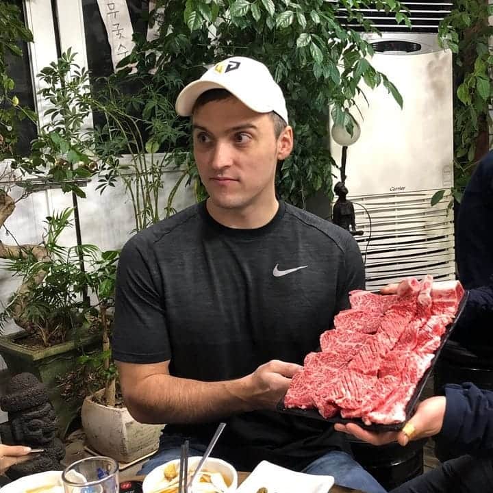 のインスタグラム：「몇년만에 일때문에말고 부산 놀러왔어요 😁  부산에도착하자마자 맛집으로 고고~  이집사장님 특집은 모든손님한테 고기 똑같이 줍니다(단골손님 한테만최상급고기 주지않아요) 그리고 매입한고기 스티커들 벽에 다 붙어있어요. ♡ 달달하고고소한육회까지 배터지게먹었습니다 #원뿔한우참숯구이 #해운대맛집 #가성비맛집」