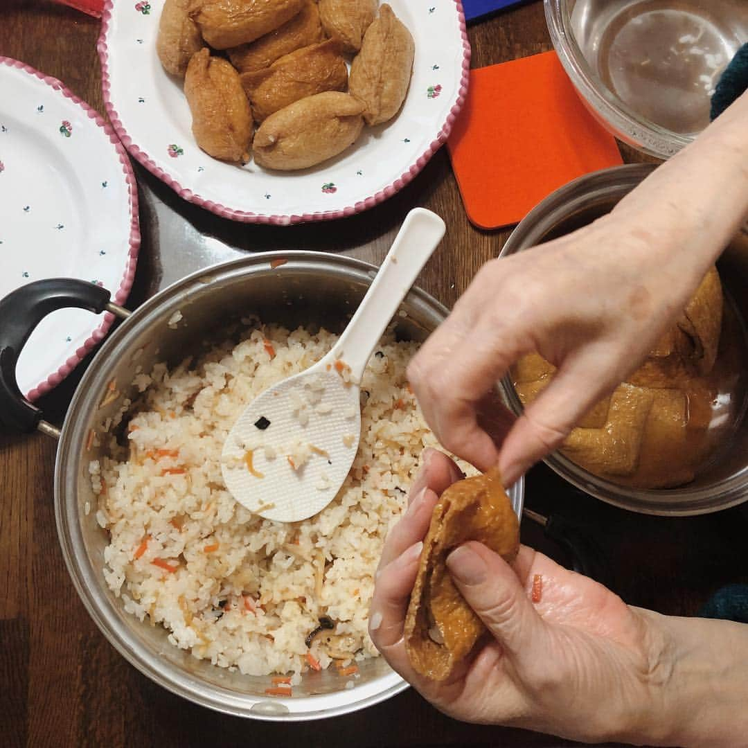 菅谷梨沙子さんのインスタグラム写真 - (菅谷梨沙子Instagram)「お正月に祖母のお家に集まった時のこと。 普段とまた違う光景に娘はずっとハイハイで部屋の中を探検🔍 飽きると今度は1人でカーテンにくるまって遊んだり、テレビ台に閉まってあった私のDVDを全部出してガジガジ噛んでいました😅少し目を離した隙に何でもするなぁ。 これだけいっぱいイタズラをしたので娘は疲れて寝たので、私は祖母が作ってくれたいなり寿司を食べました🥢 祖母は本当に料理が上手！ 母がまだ学生だった頃はおやつも全部手作りだったらしく…話を聞いてる中で驚いたのは、スワン型のシュークリームを作ったとのこと。 パティシエじゃないか😟！ 今は流石にもう作れないと思う〜なんて言ってますが、時々遊びにいくと健康を気遣ったご飯を4品〜5品くらいパパッと作ってくれます。 そんな祖母も今年83歳（確か）82歳に見えないオシャレで元気な祖母です。 今年もちょこちょこ会いに行きたいし、来年もまた皆んなでお正月を過ごしたいです☺️」1月5日 16時09分 - risako_sugaya