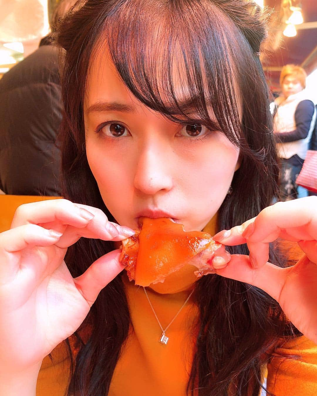 薄井しお里さんのインスタグラム写真 - (薄井しお里Instagram)「豚足を食べにお出かけ。 #彼女と豚足デートなうに使っていいよ  奇跡的に洋服と豚足が同じ色。 豚足とむんにゅりどっちがいいですか？ #どちらもむにゅむにゅ #むんにゅり #豚足 #橙色 #シースルーバンク #コラーゲン #お肌ぷるぷる #」1月5日 16時46分 - shiori.uuu