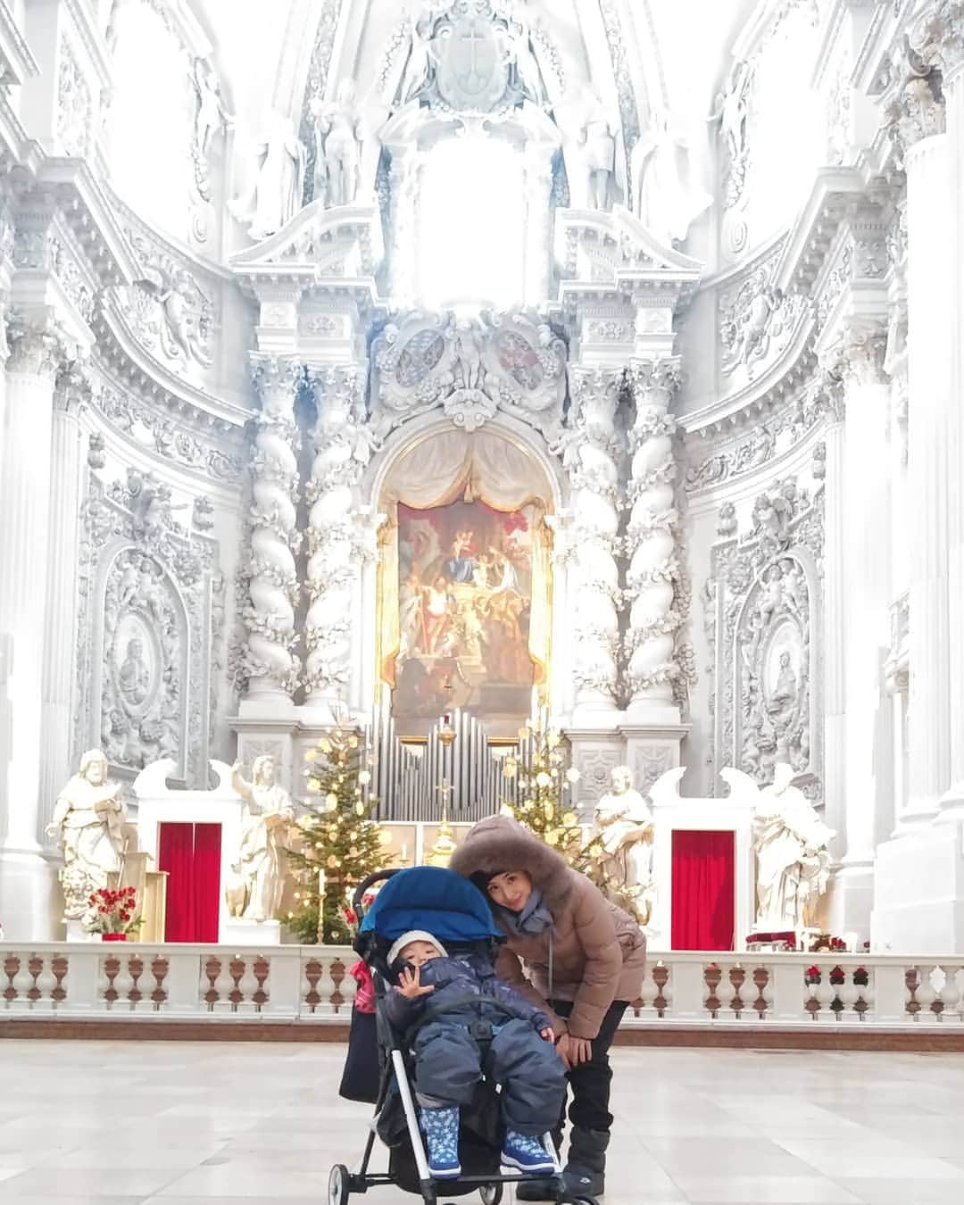 本仮屋リイナさんのインスタグラム写真 - (本仮屋リイナInstagram)「1/2からドイツミュンヘンに来てます🌁⛄🌁雪！！寒い～楽しい～～⛄⛄ #テアティーナ教会 #ミュンヘン旅記録 #ドイツ #ミュンヘン #子連れヨーロッパ」1月5日 16時58分 - riina_motokariya