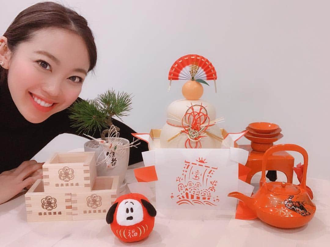 吉井絵梨子さんのインスタグラム写真 - (吉井絵梨子Instagram)「Eriko’s new year collections🍱 . お正月おせちコレクション🎍 . . お雑煮は、秋田の特産物の比内地鶏のガラで出汁をとり、比内地鶏のお肉を入れたお雑煮。 . 毎年妹任せのかまぼこの飾り切りは、今年初めて挑戦しました🙈💦 . 時短簡単レシピで、とり巻き(いんげんと人参入り)も良い感じにできました😎✨ . おもちアレンジレシピは、豚肉を巻いて、大根や人参入れてあっさり和風スープで！ . 東京で過ごすお正月、楽しかったです😚 今年も良い一年になりますように。 . . #pregnant #pregnantmom #happynewyear #newyeardishes #2019 #erikoyoshii #homecooking #momlife #mommylife #erikoyoshii #maternity #36weekspregnant  #おせち料理 #おせち #新年快乐 #明けましておめでとうございます  #ママ #臨月 #マタニティ #妊婦 #プレママ #プレママライフ #ごはん #おうちごはん #ママインフルエンサー #ママモデル #マタニティフードアドバイザー #吉井絵梨子 #秋田 #雑煮 #mamagirl」1月5日 19時46分 - supermamaeriko