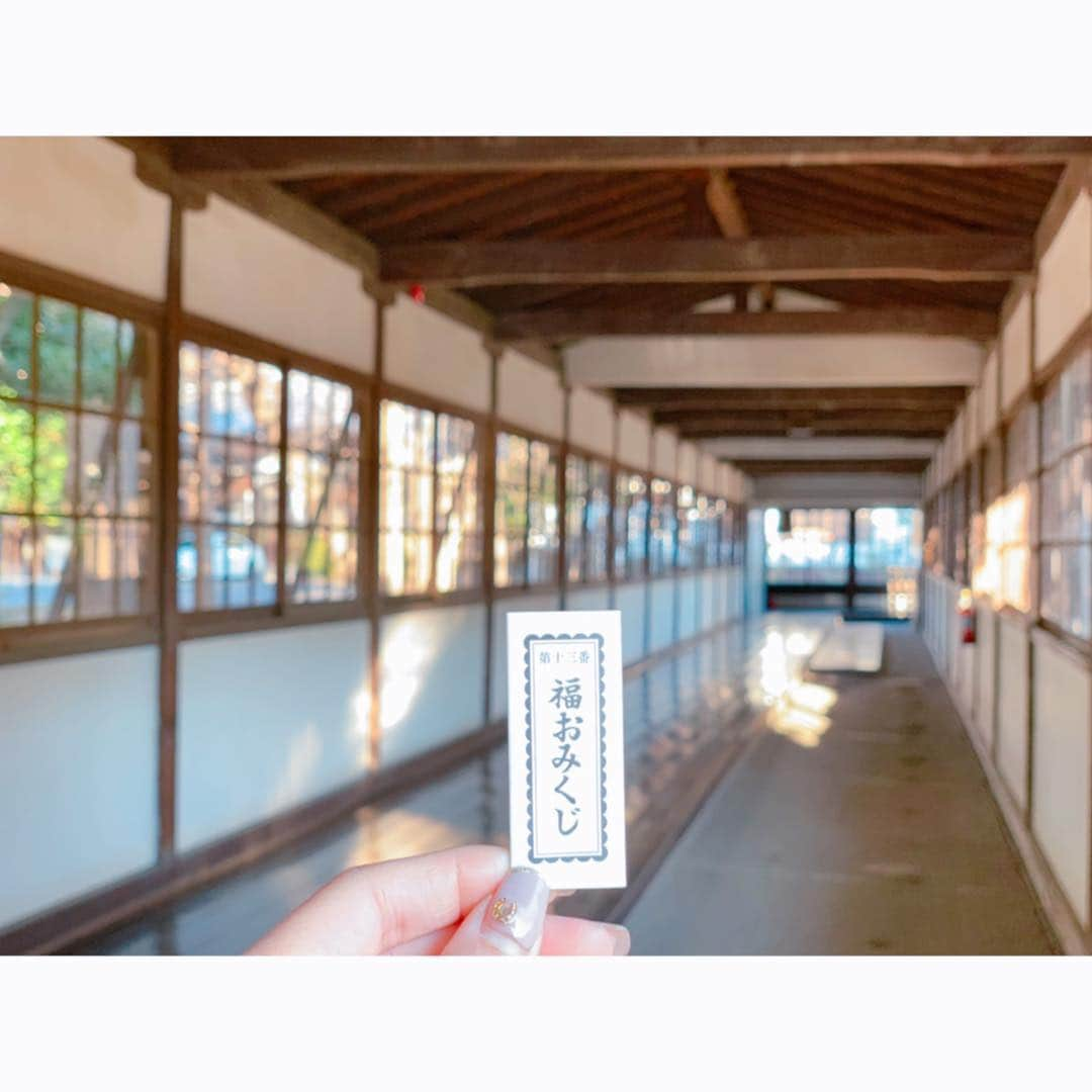 小澤陽子さんのインスタグラム写真 - (小澤陽子Instagram)「in private❁  実家でのお正月🎍⛩🌅✨. . 恒例のお寺へ、ご近所へ、ご先祖様へ。 新年のご挨拶☺️💐 . . みんなが健やかで幸せに過ごせますように☘ 去年は私も体調を崩しがちだったので、気を付けます！  #初詣 #おみくじ小吉🥠🥺 #大好きな出店がもうなかった(＞＜) #入社してからは #逆お年玉🧧♥︎ #おじいちゃま感激👴🏻 #１つ１つに意味のある #縁起が良い #おせち料理 🦐🌸 #正月太り🤤」1月5日 19時47分 - yoko.ozawa729