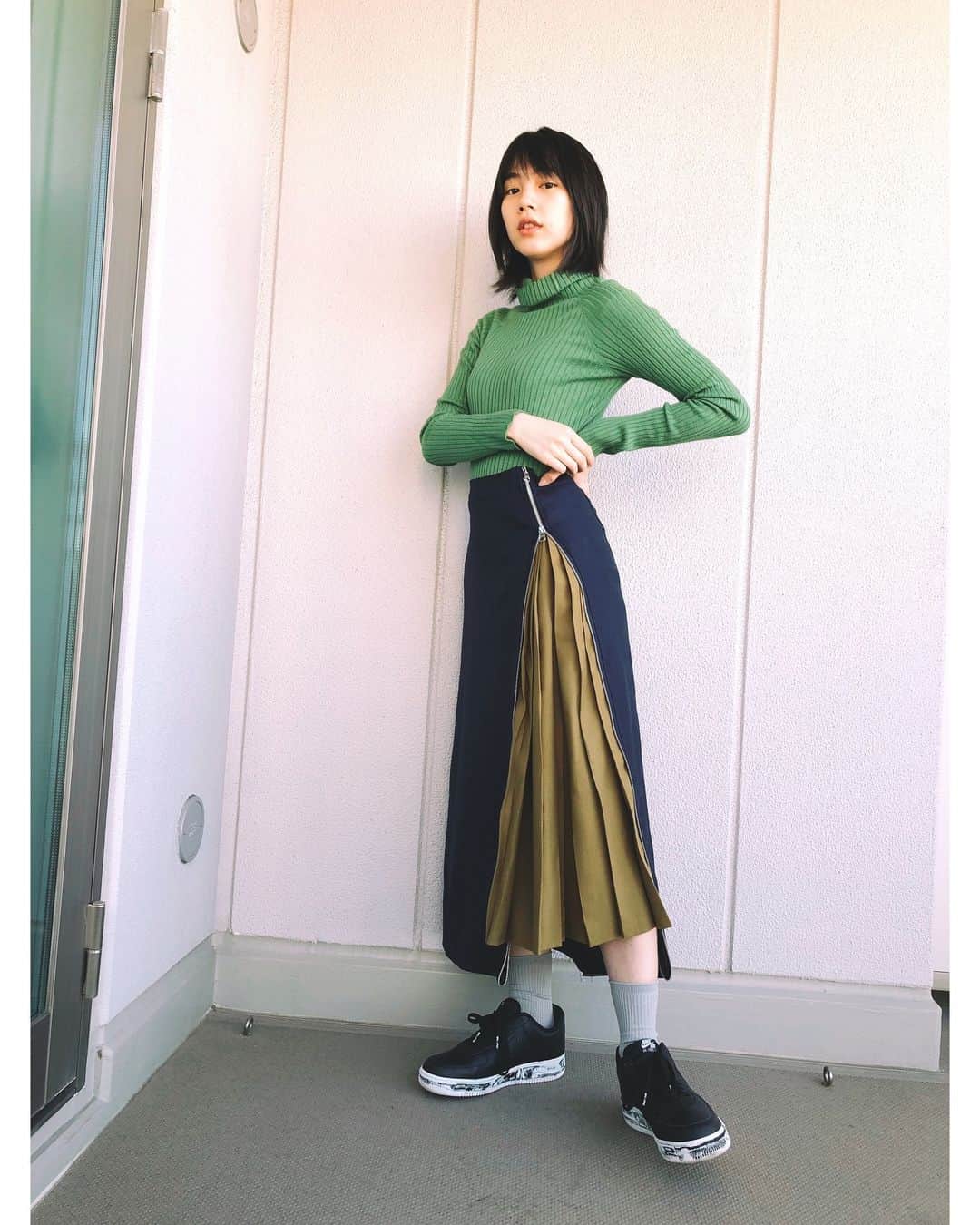 のん（能年玲奈）さんのインスタグラム写真 - (のん（能年玲奈）Instagram)「妹が一緒に服を作りたいと言ってくれたので、お正月にせっせと作りました🎍 可愛い。のんも一応履いてみました🐗 #妹デザイン #合作」1月5日 20時24分 - non_kamo_ne