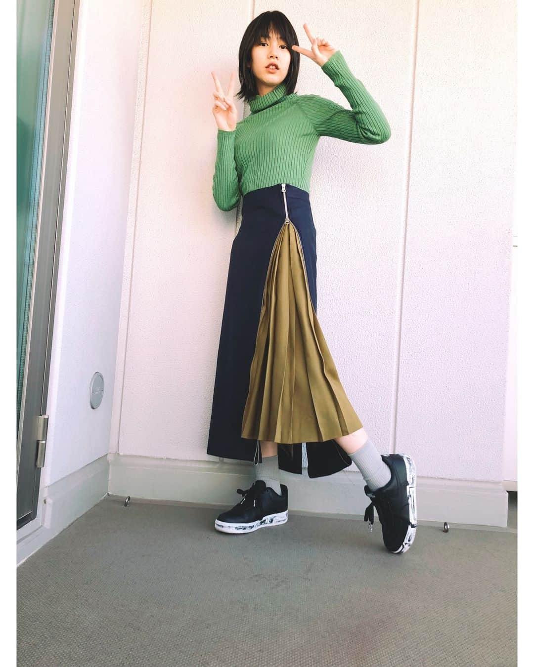 のん（能年玲奈）さんのインスタグラム写真 - (のん（能年玲奈）Instagram)「妹が一緒に服を作りたいと言ってくれたので、お正月にせっせと作りました🎍 可愛い。のんも一応履いてみました🐗 #妹デザイン #合作」1月5日 20時24分 - non_kamo_ne