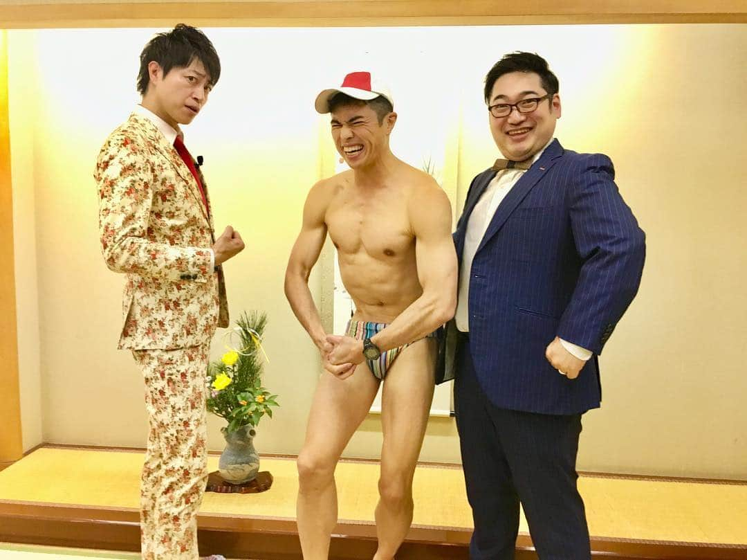 高倉陵さんのインスタグラム写真 - (高倉陵Instagram)「群馬県伊香保のホテル福一で株式会社WIND SMILE様の新年会の余興に行ってきました！！ 同期の小島よしおと一緒だから和気あいあい楽しい楽屋と行き帰り。  そのまま3人で新年会として泊まりたかったらけど2人は嫁がいるから帰らなきゃだよねー  はい！くぼぱっぴー！！！ #三拍子#三拍子高倉#高倉陵#小島よしお#おっぱっぴー#サンミュージック#芸人#伊香保#筋肉#マッスルポーズ#そんなの関係ねぇ#久保#群馬県伊香保#WINDSMILE#余興#花柄スーツ#海パン#ビキニ」1月5日 20時30分 - takakulife