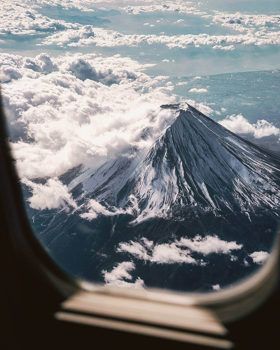 Berlin Tokyoさんのインスタグラム写真 - (Berlin TokyoInstagram)「🗻 #japan  Happy new year 2019! Unexpected view from the sky.  It was really amazing and made me super happy.  Actually I was prepared Fuji photo for new year post  but nothing can't beat this up. Happy to share this photo with you guys and  I'm sure that this year will be a wonderful year 😉 Tag some one who wants to go to Japan with 🎌 今年もよろしくお願いします! . . #whpunexpected @instagram」1月5日 21時07分 - tokio_kid