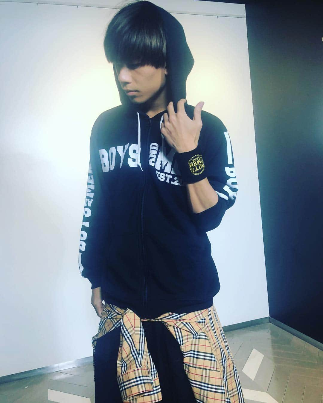 BOYS AND MENさんのインスタグラム写真 - (BOYS AND MENInstagram)「ナゴヤドームライブまで10日を切りました！  #ボイメン #吉原雅斗 #ドームグッズ #パーカーコーデ #ユニフォームコーデ #本日もリハーサルでした #何故か小林のキャップを被る勇翔」1月5日 21時50分 - boysandmen_official