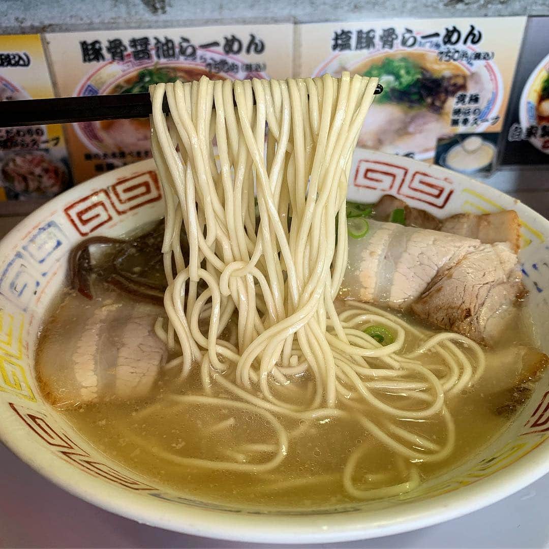 亀田興毅さんのインスタグラム写真 - (亀田興毅Instagram)「年明けから大阪に来ていて久しぶりに「黒門屋ラーメン」に突撃!! 10代の頃からこの店の塩ラーメンが好きでヘビーユーザーだった。なかなか食べる機会が無くて、数年ぶりに食べたがやはり仕上がってる‼︎ オススメは麺を固めのハリガネとオーダー。そして腹に余裕があれば替玉。替玉が更にコシがあって新たな食感を味わえる。若かりし頃の亀田興毅の味覚は間違っていなかった。いききってる‼︎ 食べログ3.51 かめログ4.00 #黒門屋ラーメン #黒門市場 #ラーメン #塩ラーメン #食べログ #かめログ #ヘビーユーザー #大阪 #正月 #亀田興毅 #カリスマ #仕上がってる #いききってる #明日は #大毅の誕生日 #30歳 #もうおっさんやなぁ」1月5日 23時06分 - kokikameda
