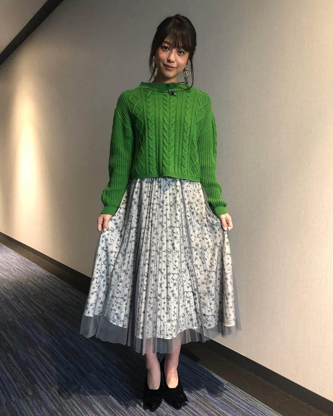 岡副麻希さんのインスタグラム写真 - (岡副麻希Instagram)「🍋 こんばんは！ あけましておめでとうご挨拶って私はだいすきです🤗  今夜の『#千鳥のジョブラバーズ』は、 #ダイアン のお二人がスタジオに！ 千鳥のお二人と職業体験をさせていただきました🙋🏽‍♀️🌈💫 #お正月バージョン#朝日放送  衣装#apuweiserriche  スカートふわふわ💫💫🍒」1月5日 23時02分 - maki_okazoe_official