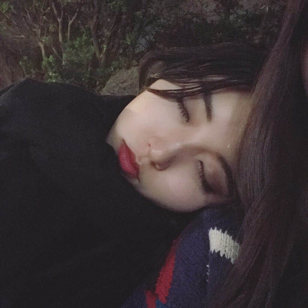 藤咲百恵のインスタグラム：「. 寝てる時はいつも半目 この時は奇跡（ほんとにねてる） . . #友達 #肩 #ありがとう #仮眠 #大好き #寝顔 #半目 #奇跡 #冬 #ディズニー #マフラー #sleeping #instalike #followme #japanesegirl #disneysea #friends #japan」