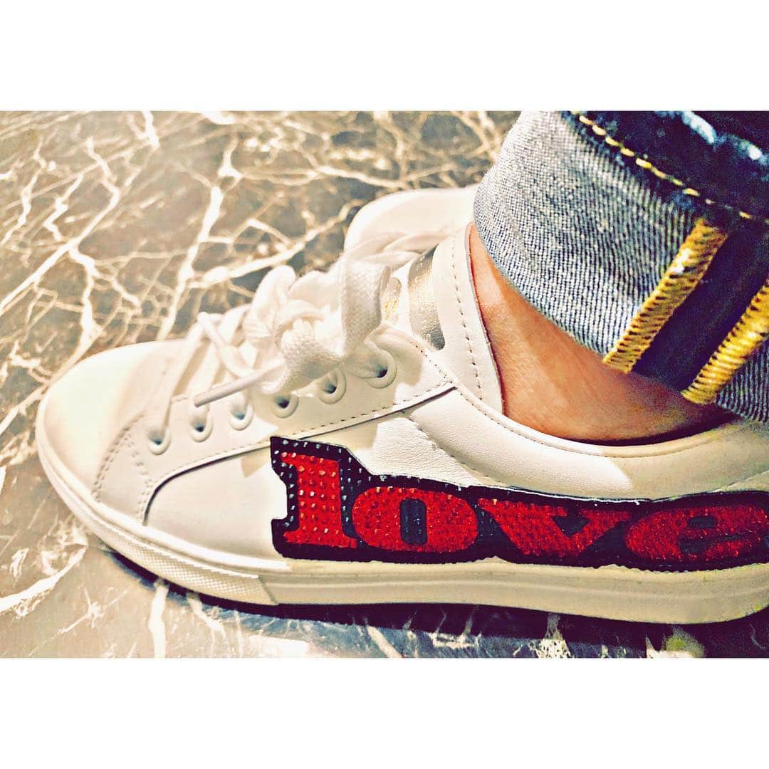 石田佳蓮さんのインスタグラム写真 - (石田佳蓮Instagram)「LOVE❤️ #marcjacobs  #kirakira #sniker #love #신발 #dnim #fashion #スニーカー好き #スニーカー女子」1月6日 0時16分 - ishidakaren.gram