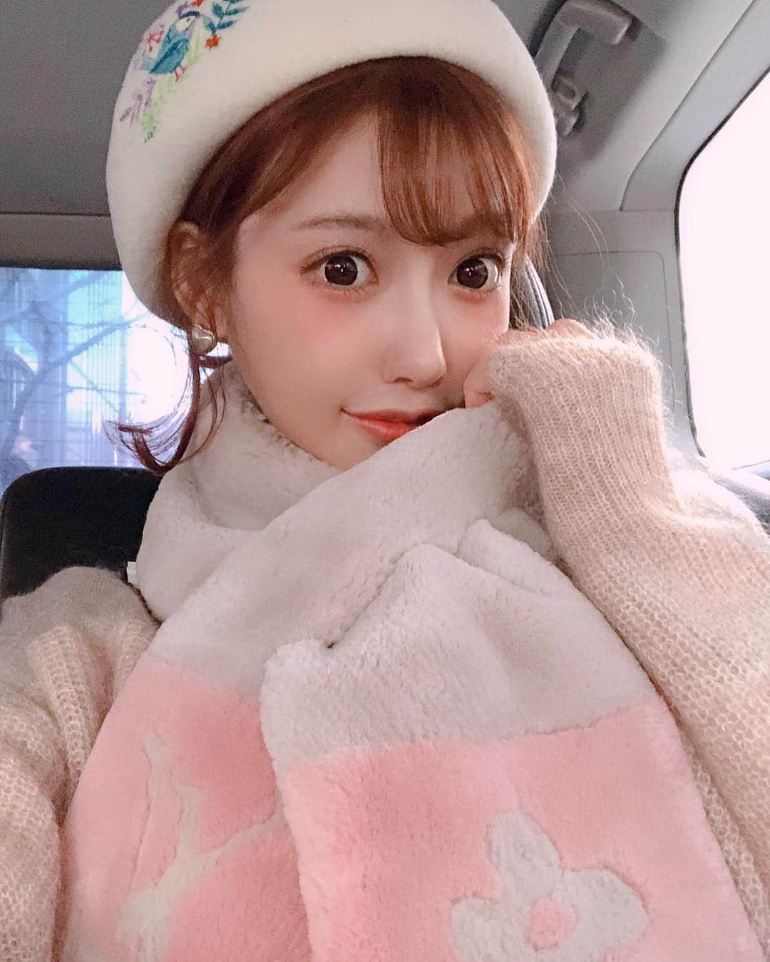 明日花キララのインスタグラム：「質問が結構あったので、、 この時のメイクはかざぐるまのくるくるみたいなリップバームの207ラズベリー使いました！🍒🥭 4枚目の動画はバブルガムの546だよ💄❤︎」