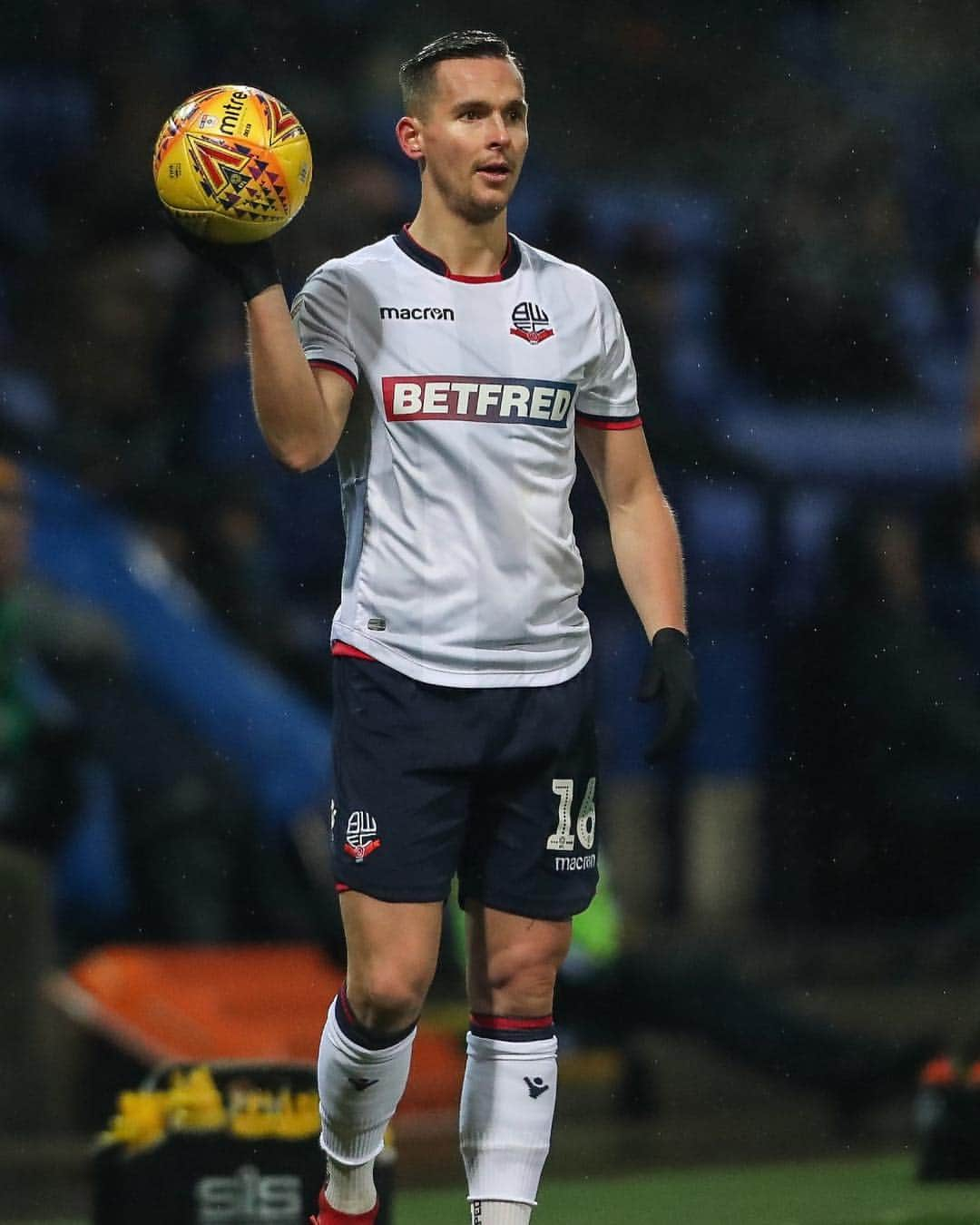 パヴェル・オルコウスキのインスタグラム：「Good win agains Walsall today. Let’s hope for a big team in the FA Cup fourth round. Maybe Chelsea away ? . . #facup #bwfc #football #bolton #boltonwanderers #championship #skybetchampionship #macron #england  #soccer #wanderers #team #olkowski #whites #instadaily #po16 #kickoff #photooftheday #football #gameday #win #loveit #sport #fun」