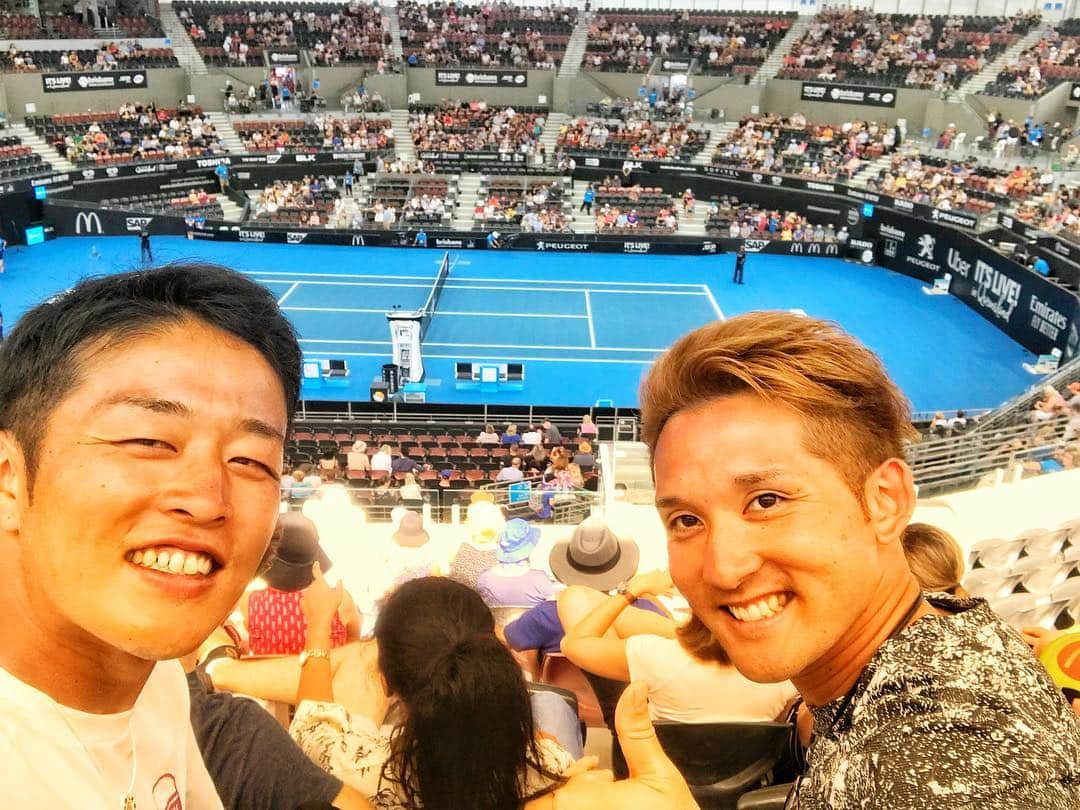 杉谷拳士さんのインスタグラム写真 - (杉谷拳士Instagram)「人生初のテニス観戦🎾 OFFとタイミングが重なり来れました笑^_^😁 ブリスベン国際決勝^_^✨ 席は後ろなんですがかなり近く感じます🤗笑 錦織選手ファイト〜🔥🇯🇵✨ 19時からです‼︎^_^  I'm too early because of high motivation ✨  #錦織圭 #ブリスベン国際 #tennis #brisbane #ブリスベン #australia #オーストラリア」1月6日 14時13分 - kenshi.02