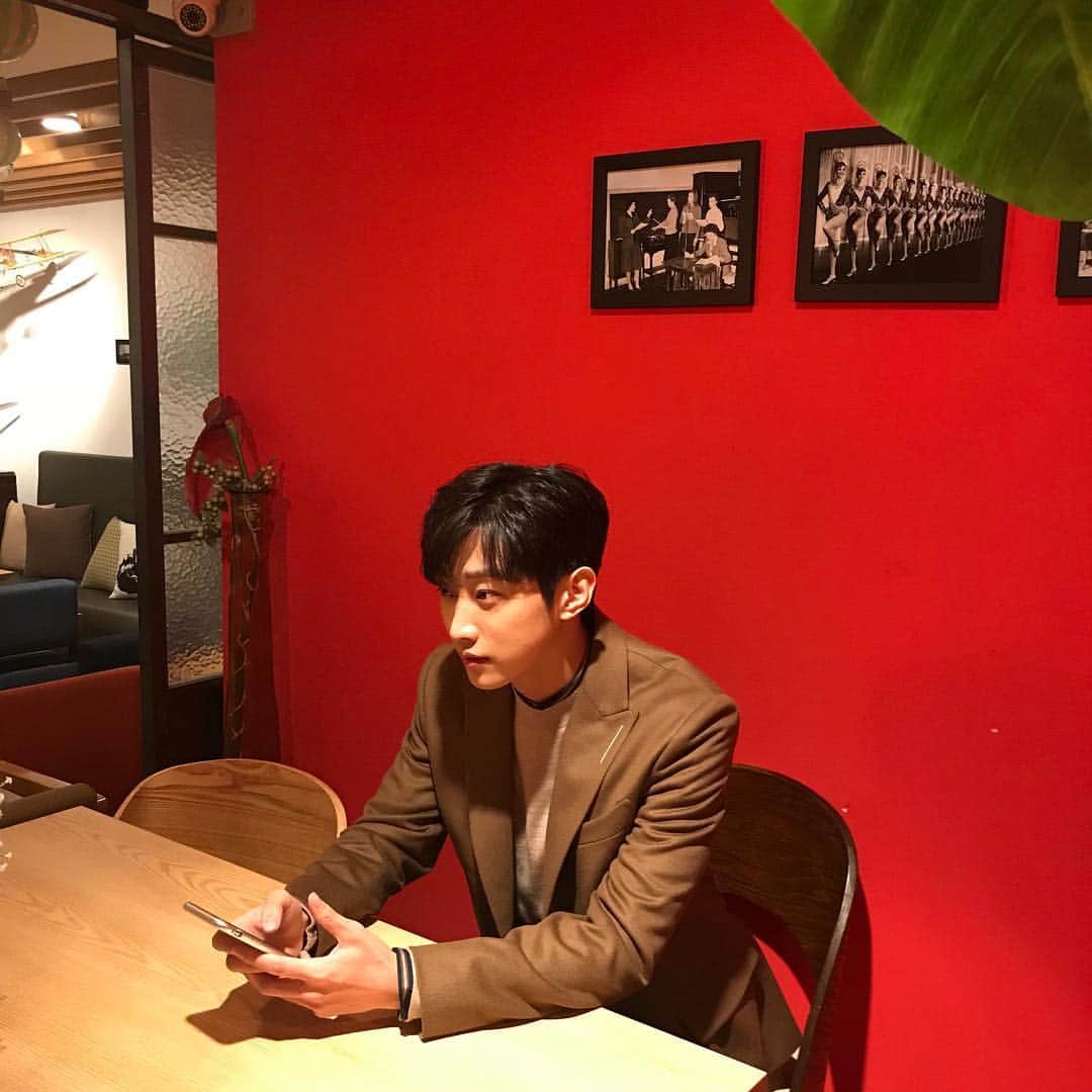 ジニョン さんのインスタグラム写真 - (ジニョン Instagram)「모두 행복한 하루 보내세요^^ #내안의그놈 #D-3 #진영」1月6日 12時48分 - jinyoung0423