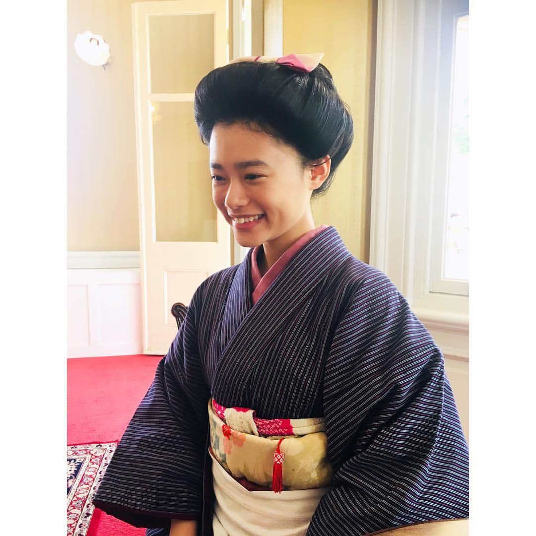 杉咲花のインスタグラム：「明けましておめでとうございます。 今年もよろしくお願いします。 ついに今宵、新年一発目の出演作、大河ドラマ「いだてん〜東京オリムピック噺〜」の放送が開幕です。 きっと皆さんが想像する大河ドラマとはひと味もふた味も違う、めちゃめちゃオモローな楽しい物語になっていると思います。 素敵な作品に携わらせていただけている歓びを胸に、これからもシマさんを大事に演じてゆきたいです。 いだてんを観て、いっぱい笑って感動して、今年も楽しく駆けぬけよう、！皆さま是非ご覧ください。 放送は今日よる8:00〜NHKにて！🏃🏃🏃」