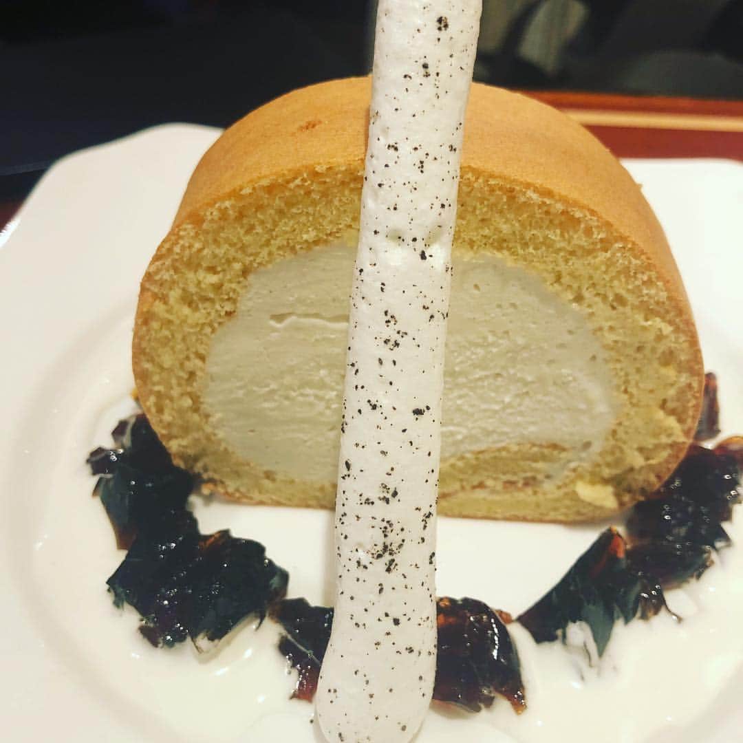 江口拓也さんのインスタグラム写真 - (江口拓也Instagram)「これは、うまい😌😌😌✨ #ロールケーキ」1月6日 13時35分 - takuyaeguchi81