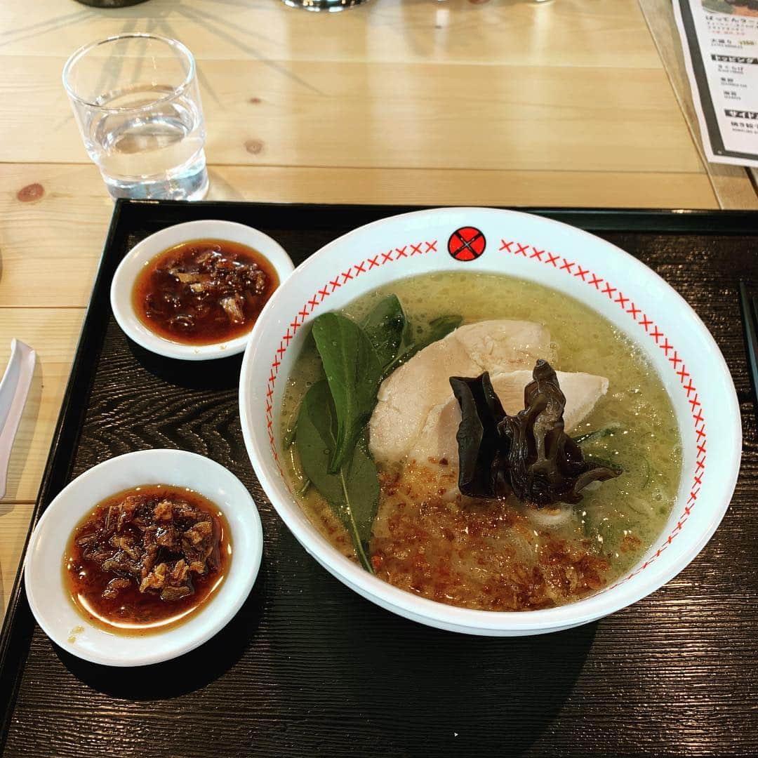 TERUさんのインスタグラム写真 - (TERUInstagram)「vatten ramen in niseko.  ヒデさん @hidechan1223  が湯切りしてくれた、ばってんラーメン。  外国からのお客さんが多くなる見込みということで、とんこつではなく、鳥のスープに現地のジャガイモを加えた、さっぱりしつつも味がしっかりしてました。  美味しい！  また来ます^_^」1月6日 13時35分 - glay__teru