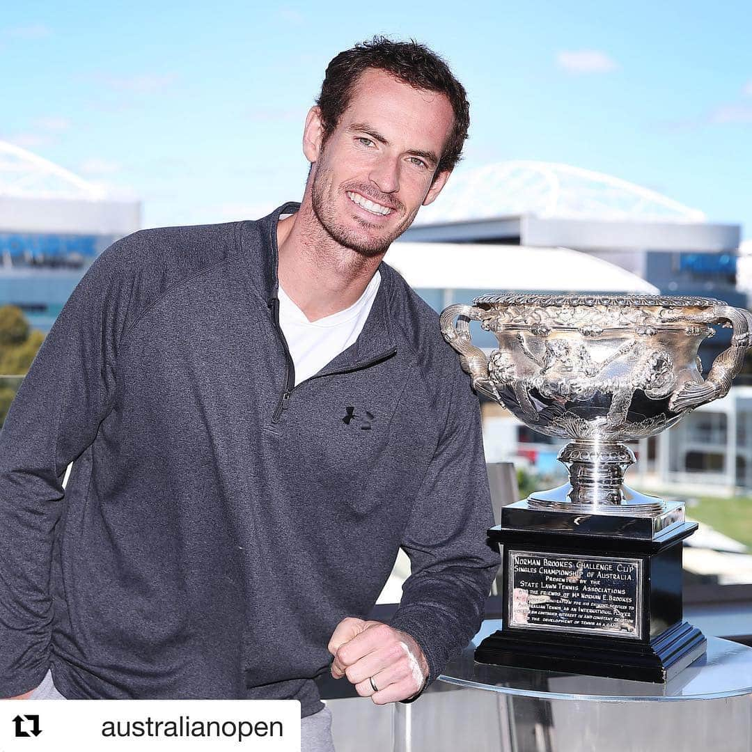 アンディ・マレーさんのインスタグラム写真 - (アンディ・マレーInstagram)「The closest I’ll ever get to the Aussie open trophy 😂 #5timeloser」1月6日 13時43分 - andymurray