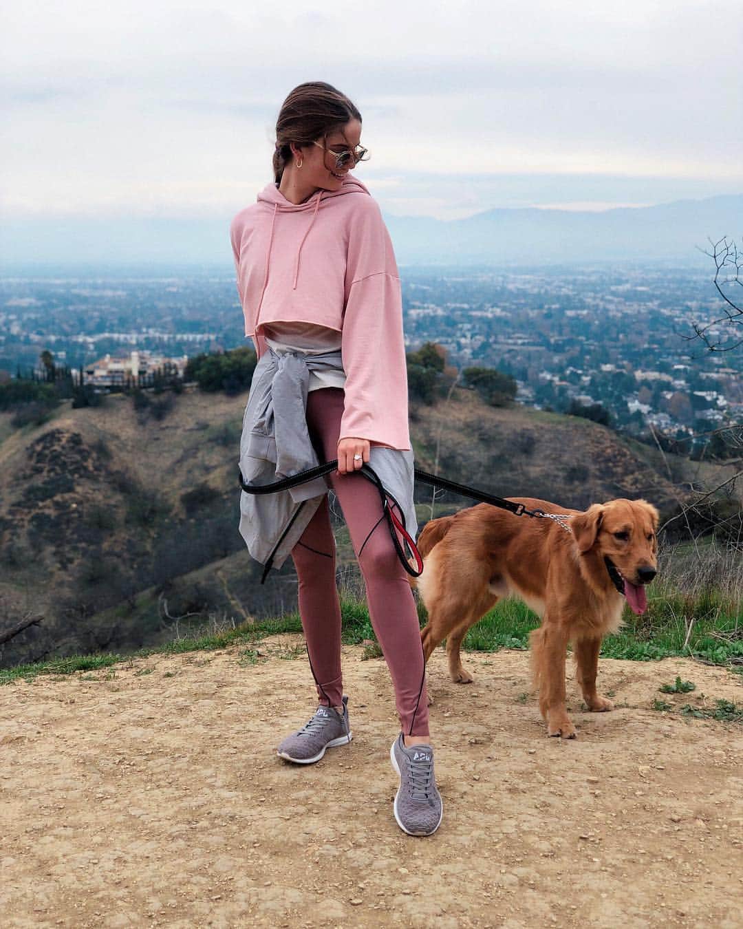 デビー・ライアンのインスタグラム：「first hike of the year. ✨ we’re still panting」