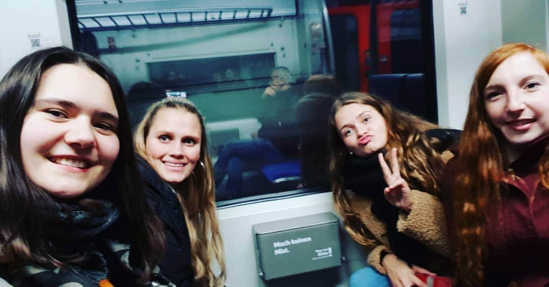 ジエ のインスタグラム：「Miss you crazies ❣ So glad I've lived and studied with you for 3 years 🙏🏻 #❤ #boardingschool #deaf #internat #bbzstegen #friends #hörgeschädigt #taubenuss #dgs」