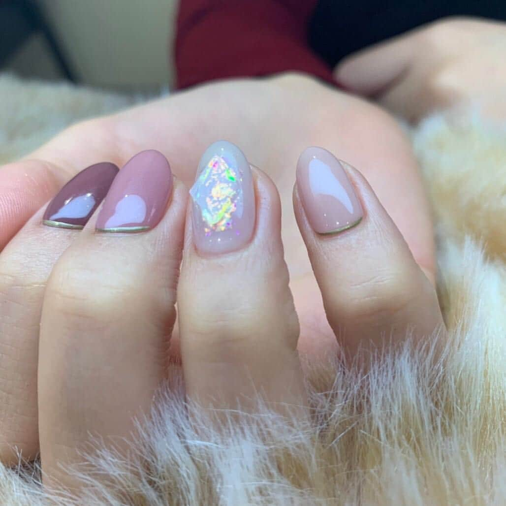 石倉侑芽さんのインスタグラム写真 - (石倉侑芽Instagram)「お気に入りのネイル💅💓 話題の宝石ネイルやよーっ💎 角度によって見え方が違うの😳💓 ひとつひとつのピンクも全部ツボで 見惚れるほど可愛い、、😍 . 親指のデザインは手書き😳✨ ネイリストさんってすごいよなぁ🐰 こんな細かい作業絶対できやん😱💦 . 今回のネイルは三重県伊勢市にある (( @kururari.nail ))やよー💅💓 ネイリストさんは小学生の頃から仲良くしてもらってる お姉ちゃん的存在のあやちゃん😊💓 息子くんとよく東京遊びに来てくれて いつもディズニーとか遊びに行くの💓 ゆめちゃん会いたかったよーって 迎えに来てくれてきゅんでした。💓 . ５枚目は11月に遊んだ時の☺️ 英会話で習った数字を教えてくれた👨‍🏫 きゅん、、、💓 . 遠くてなかなか行けやんけど、 帰った時はまたお願いします(❁´◡`❁) 三重県にお住いの方はぜひ行ってみてね😋 . #kururarinail#宝石ネイル#ピンクネイル #伊勢ネイルサロン#三重ネイルサロン #ジェルネイル#nail#pinknail#ゆめちんネイル」1月6日 8時45分 - yume8115