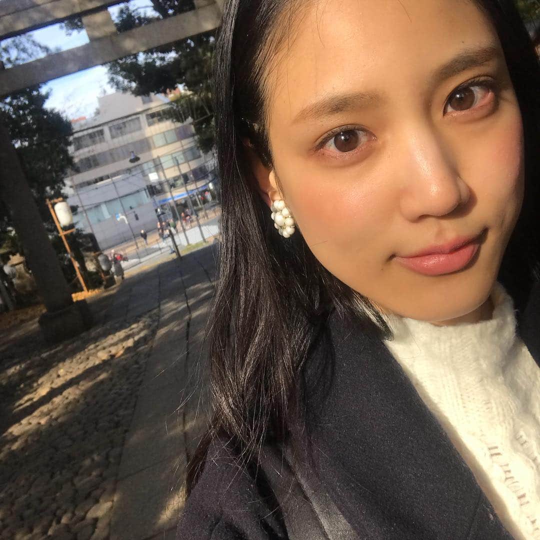 のインスタグラム：「. 新年明けましておめでとうございます . 新年のご挨拶と感謝を そして誓いを立てに😉 少し遅めの初詣に行ってきました⛩ . 今年も素晴らしい芸術を分かち合い 心を豊かに、幸せに過ごしたいです✨ . 今年もよろしくお願い申し上げます！ #マリアクレイス」