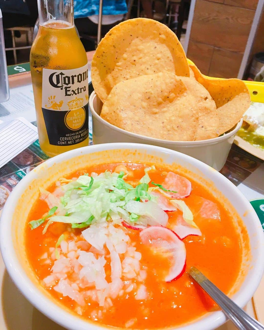 早川茉希さんのインスタグラム写真 - (早川茉希Instagram)「【🌮メキシコ料理🍺】 * メキシコ料理といえば、タコスですよね🌮 タコスはどこで食べても美味しかったです😋  初日の夜に入ったレストランで ほとんどのお客さんが頼んでいたのが この赤いビール😳🍺 * トマトジュース✖️ビールを混ぜていただきます🍅 他にも何か香辛料っぽいものが入っていそうでしたが、わかりません😂 初めての味わい…酸味があって、後を引くような。。 * それから、メキシコの伝統的な#ポソレスープ ！ （４枚目） ポソレは、家庭で特別な日に食べるもので、 赤・白・緑があるそうです❤️ 鶏肉、豚肉など選べて野菜も自分で 好きなだけ加えられます🥕  ５〜９枚目は、メキシコシティ内に 何店舗かある人気レストラン🍴 待ち時間は長かったけど、 待った甲斐あって美味しかった！！✨ 特に５枚目の緑のスープが、 パクチー好きには堪らないクセになるお味でした😍☘ * キューバと同様、メキシコも 人が並んでる所が美味しいお店、 と現地に住む方が教えてくれました✨ 屋台でも、人が並んでないところは 回転が悪いので食当たりしやすいとのこと😳  今回の旅では当たらず無事で良かったです😂💓 * #mexico #mexicocity #メキシコ旅行 #メキシコ料理 #trip #タビジョ #旅好きな人と繋がりたい #1枚目の写真がなぜか大きくなる😭」1月6日 8時57分 - maki_hayakawa