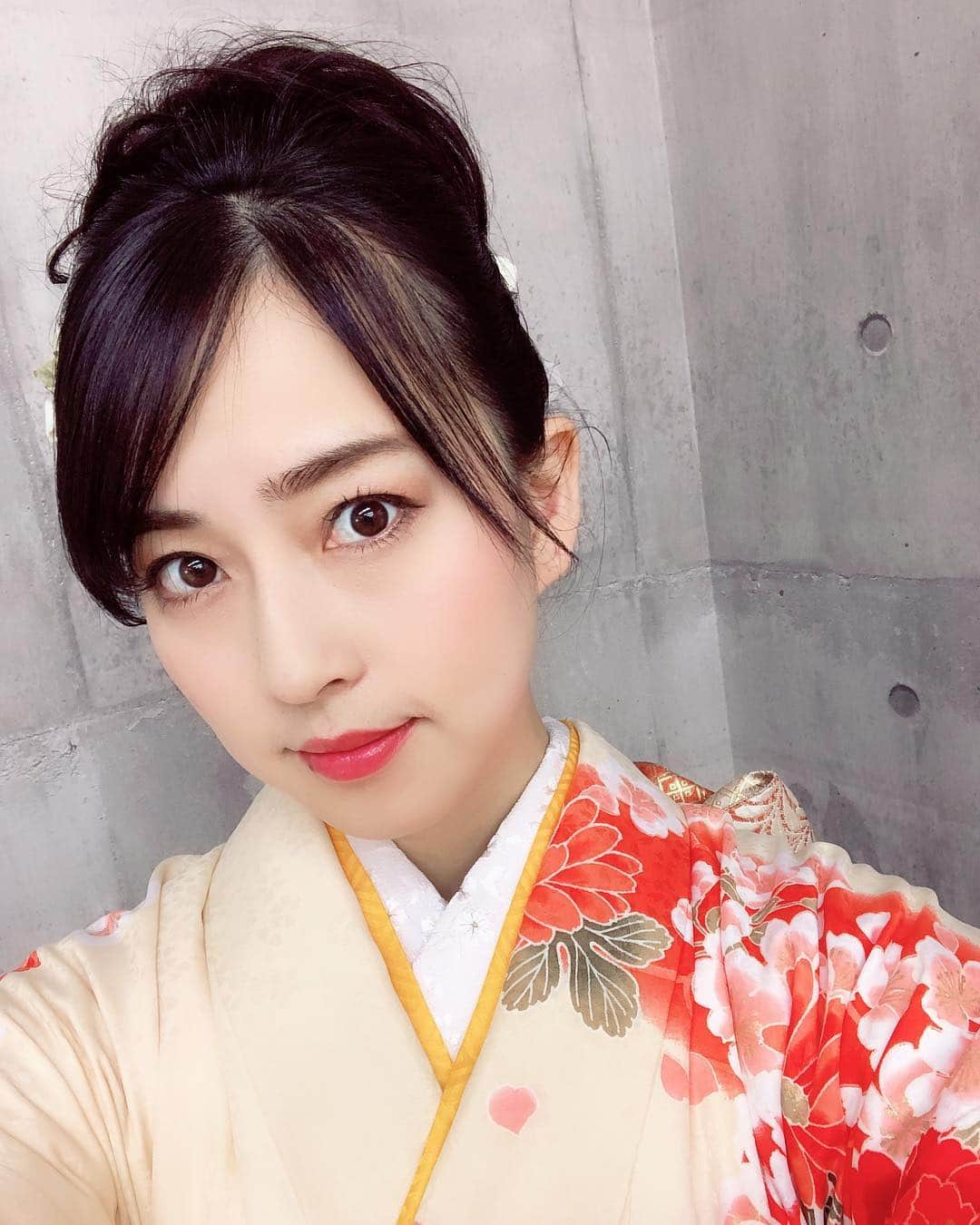 薄井しお里さんのインスタグラム写真 - (薄井しお里Instagram)「今年初の撮影会です。（詳しくははなまる撮影会ＨＰ） ・ 振袖からスタート。 去年の9月にデビューさせていただきまして、夢だったグラビアアイドルとして過ごしたあっという間の4ヶ月でした。 2019年はもっと多くの人と巡り会えますよう全身全霊頑張ります。  なにかとオレンジ色に囲まれた人生（法政大学のカラーもオレンジです）今日もオレンジでスタート！ 何かいいことがありそうな予感がするので2019年も期待してください♡ 今年もよろしくね♡ #撮影会 #晴れ着 #振袖 #お正月 #和服 #仕事始め #グラビア #今年の目標」1月6日 9時03分 - shiori.uuu