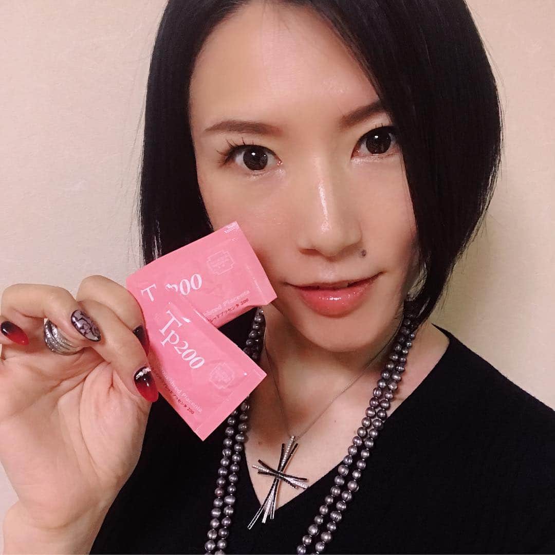 鷹村アオイのインスタグラム：「. ただいまピーリング期間でどスッピンで失礼します😂 . プラセンタサプリを始めました！ 昔もプラセンタは飲んでいたけど復活です✨ . こちらは飲む美容液 サラブレッドプラセンタ Tp200。 @medical_tp200  サプリを探していたのですが、こちらのお品は1つずつパウチに入っていて持ち運びも便利です。 ●最高級の北海道産サラブレッド原末を純度100%で1カプセルにまるごと使用。従来品より1/300低分子化✨  プラセンタはお肌のハリがあがります！ . #tp200 #日本メディカル研究所 #馬プラセンタ #サラブレッドプラセンタ #日本メディカルのプラセンタ」