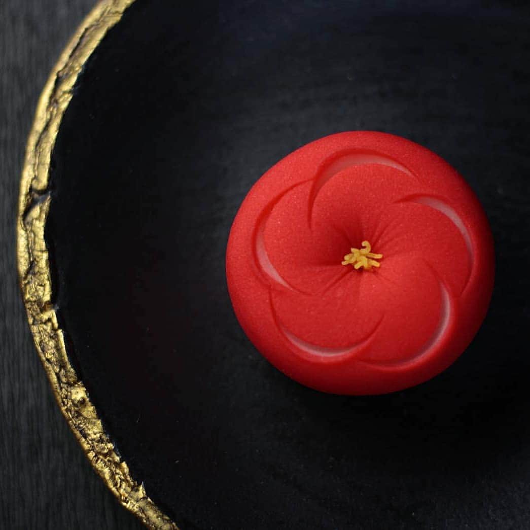 和菓子職人 三納寛之さんのインスタグラム写真 - (和菓子職人 三納寛之Instagram)「『 紅梅』﻿ ﻿ 練り切り製﻿ 小豆漉し餡﻿ ﻿ ﻿ 真っ赤な練り切りを表面に薄く、﻿ 中は白の練り切りの包みぼかし。﻿ ﻿ 匙りという技法で作った紅梅です﻿ ﻿ 花弁を切り開くと白がチラリと見えてより﻿ シャープにキレのある形に✨﻿ 寒い日が続きますね〜❄☃ 今日も素敵な一日を⤴☀ (*´∀`)♪ ﻿ ﻿  ーーーーーーーーーーーーー ﻿ #和菓子 #wagashi #foodart #茶道 #お菓子 #インスタ茶道部 #sweets #arte #red #food #綺麗 #可愛い #漂亮 #器 #可爱 #美味しい #日本 #retro_japan_ #広がり同盟 #artssecret #sbsfood #pt_life_ #IGersjp #私のおいしい写真 #ig_Japan #icu_Japan #Japan #Japanese #Japanesefood #梅」1月6日 10時17分 - wagashi_sanchan