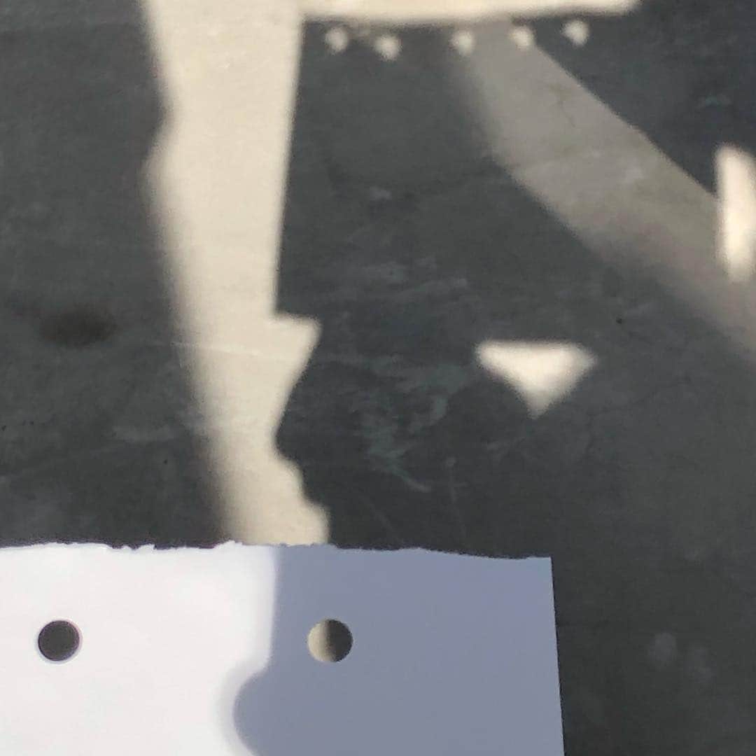 今村涼子さんのインスタグラム写真 - (今村涼子Instagram)「#部分日食 丸く穴を開けた紙で影を作ると、 穴が勾玉ぽい形に。」1月6日 10時28分 - ryoko.imamu