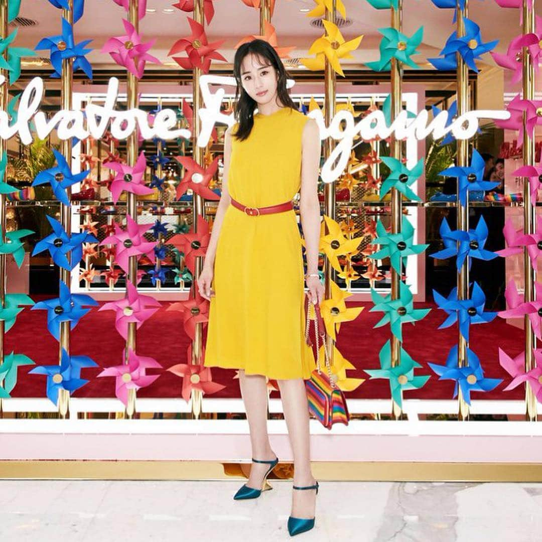 Vogue Taiwan Officialさんのインスタグラム写真 - (Vogue Taiwan OfficialInstagram)「#voguefashion  張鈞甯 @ningchang0904 參加Salvatore Ferragamo 北京SKP Pop up Store開幕活動，穿上絲巾印花洋裝和耀眼黃色洋裝簡直女神降臨！大家比較喜歡哪一套呢？ 📝vogue fashion team Photo by  @ferragamo」1月6日 10時36分 - voguetaiwan